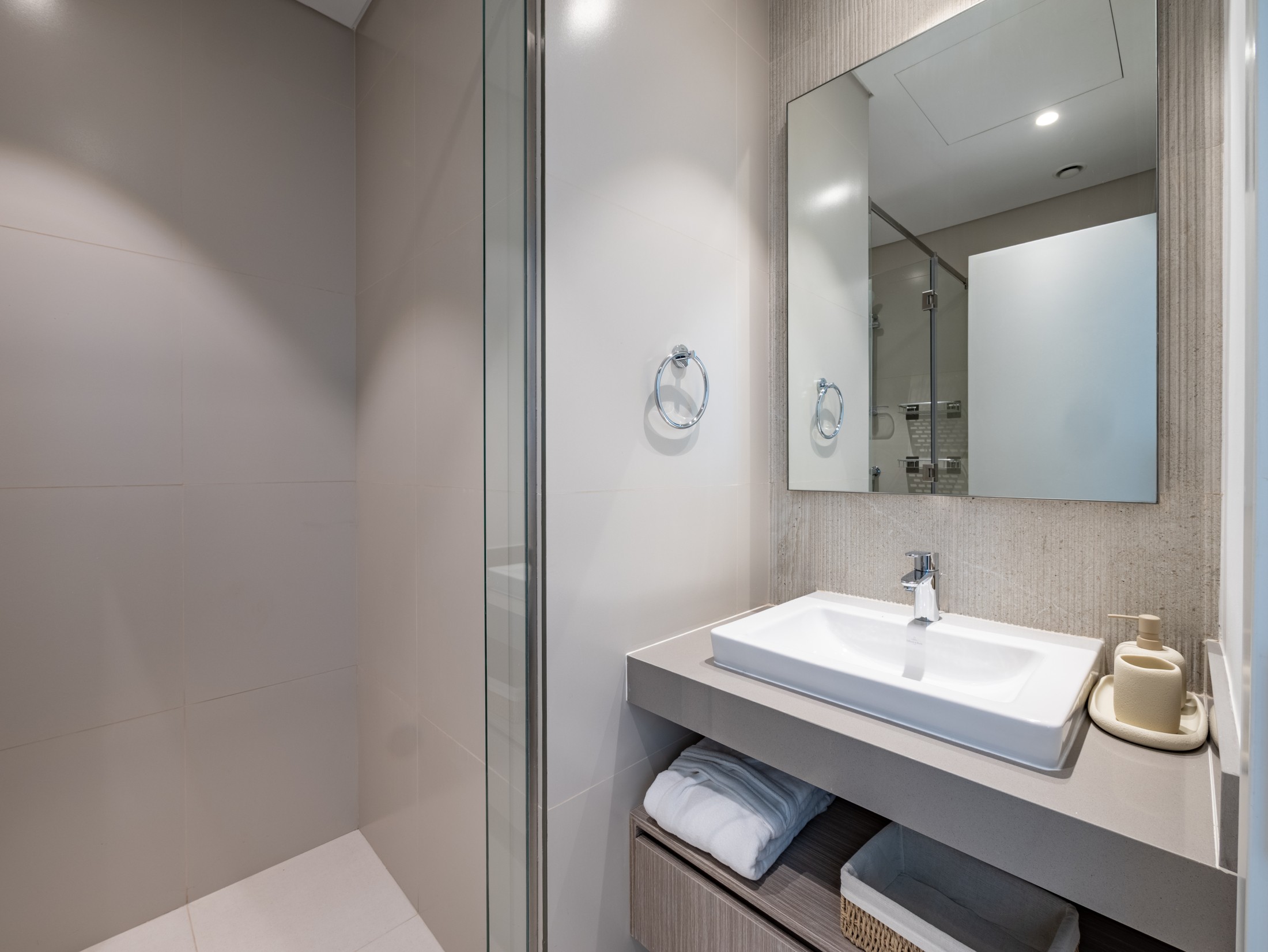 The Grand three-bedroom waterfront townhouse — property photograph 5